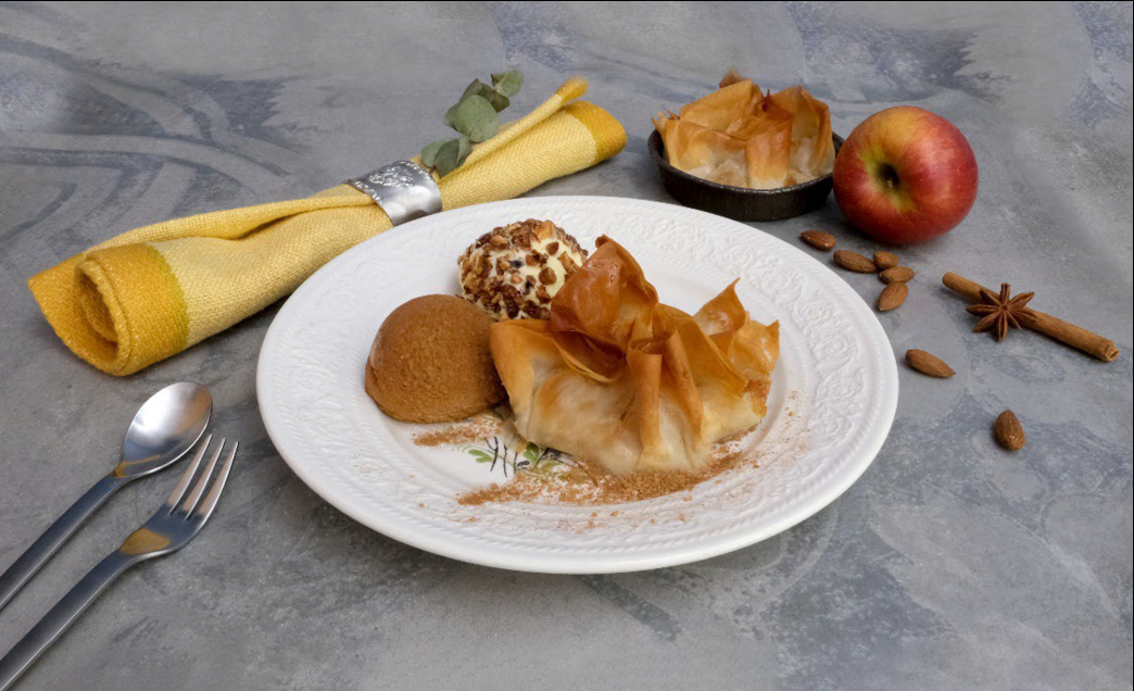 Warmes Apfel-Mandel-Gebäck mit covered Eis - bindi DEUTSCHLAND GmbH