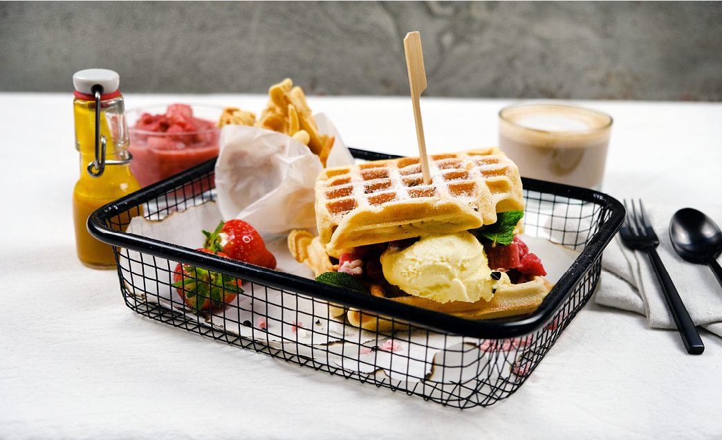 Waffelburger mit Vanilleeis und Erdbeer-Rhabarber-Kompott - bindi ...